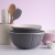 Misa ceramiczna 24 cm 2L jest trwała, odporna, komfortowa, elegancka a neutralny odcień szarości  czyni ja uniwersalnym wyborem